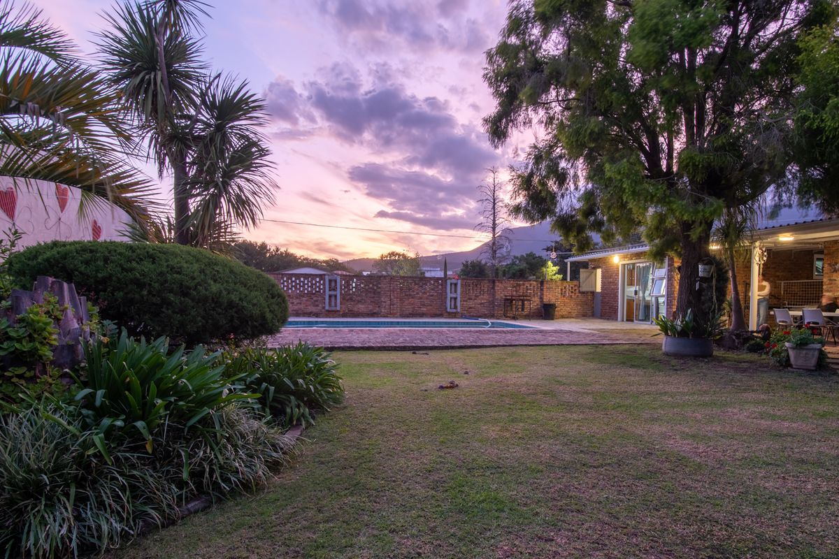 Beautiful 5-Bedroom Home with Large Adjacent Plot for Sale in Somerset East. - Photo 2