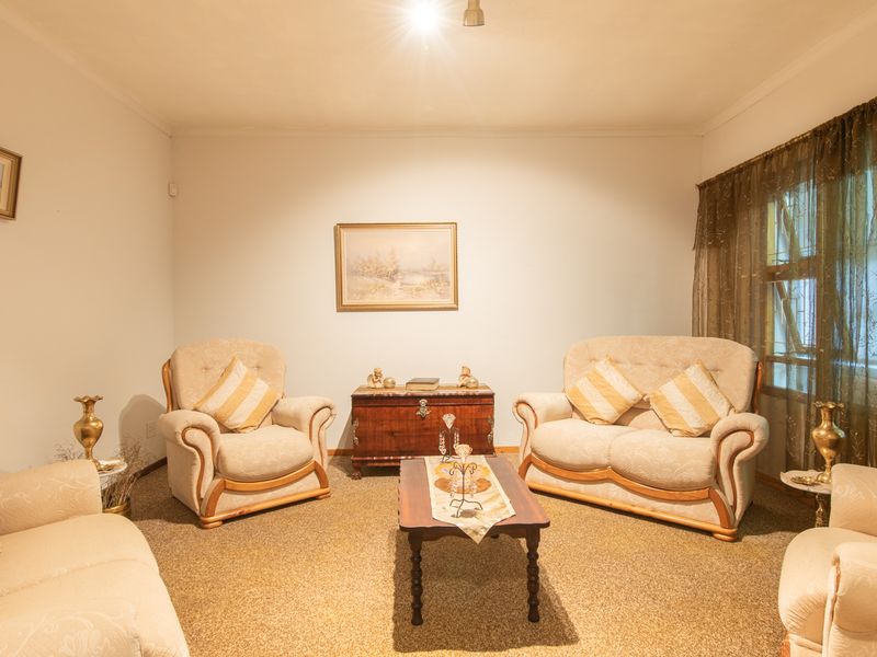 Beautiful 5-Bedroom Home with Large Adjacent Plot for Sale in Somerset East. - Photo 9