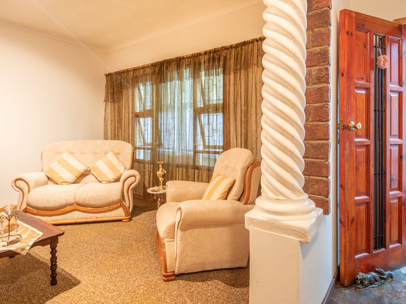 Beautiful 5-Bedroom Home with Large Adjacent Plot for Sale in Somerset East. - Photo 8