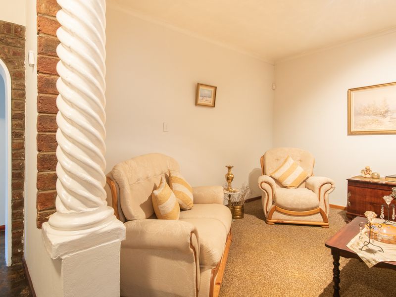 Beautiful 5-Bedroom Home with Large Adjacent Plot for Sale in Somerset East. - Photo 7