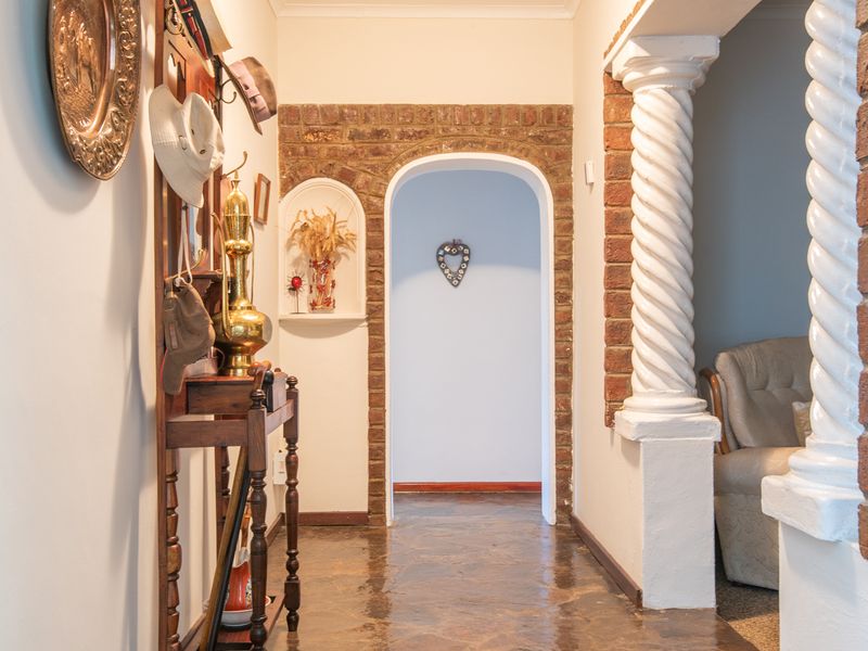 Beautiful 5-Bedroom Home with Large Adjacent Plot for Sale in Somerset East. - Photo 6