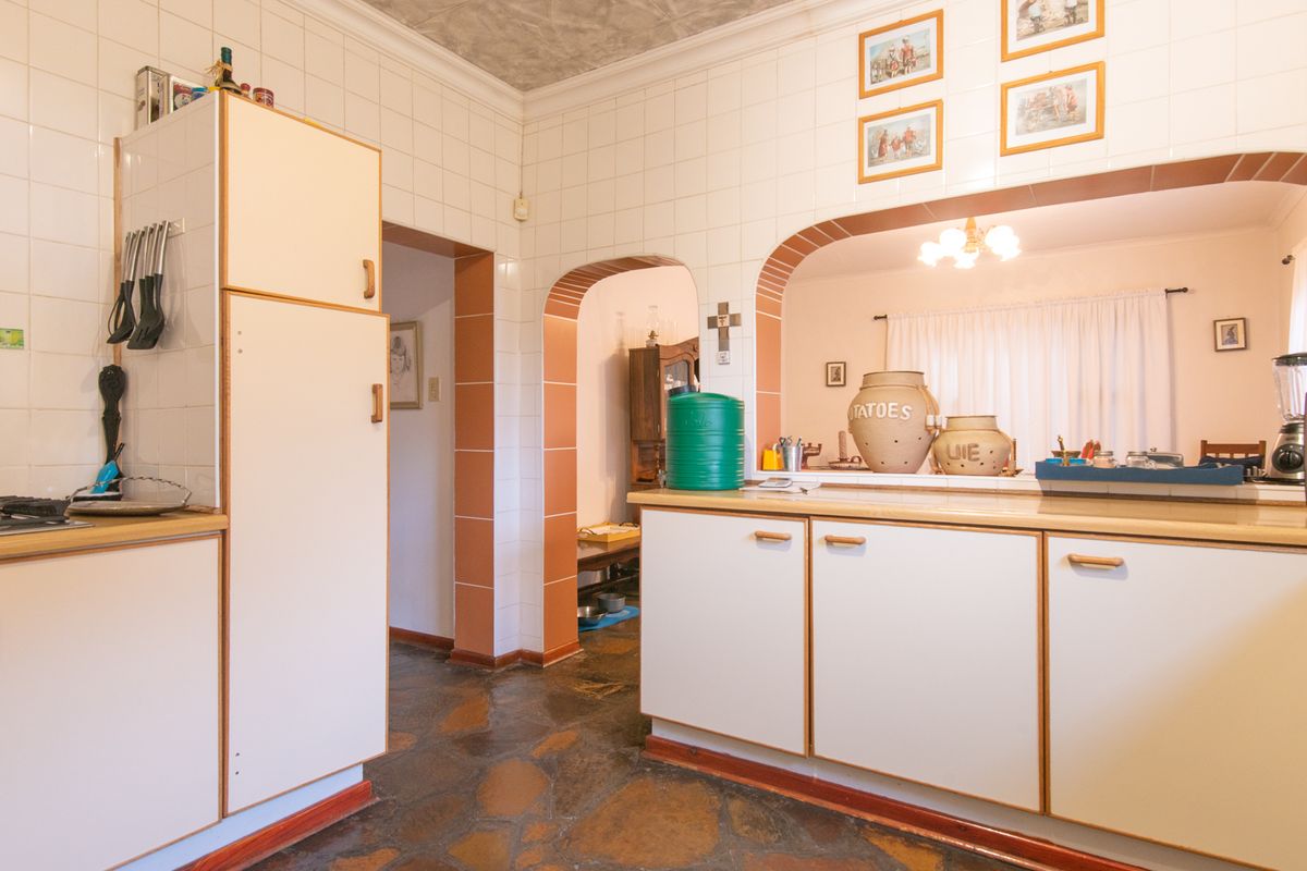 Beautiful 5-Bedroom Home with Large Adjacent Plot for Sale in Somerset East. - Photo 4