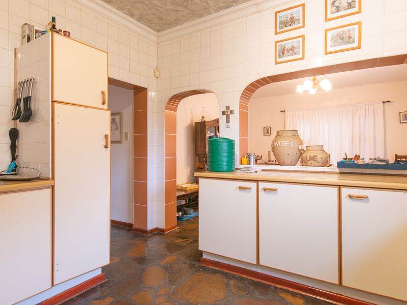 Beautiful 5-Bedroom Home with Large Adjacent Plot for Sale in Somerset East. - Photo 4