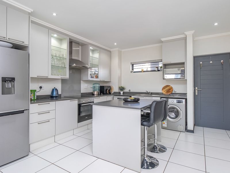 Townhouse For Sale in Paulshof, Sandton, Gauteng - Photo 2