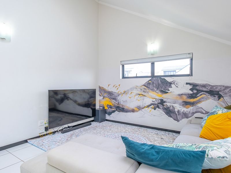 Townhouse For Sale in Paulshof, Sandton, Gauteng - Photo 10