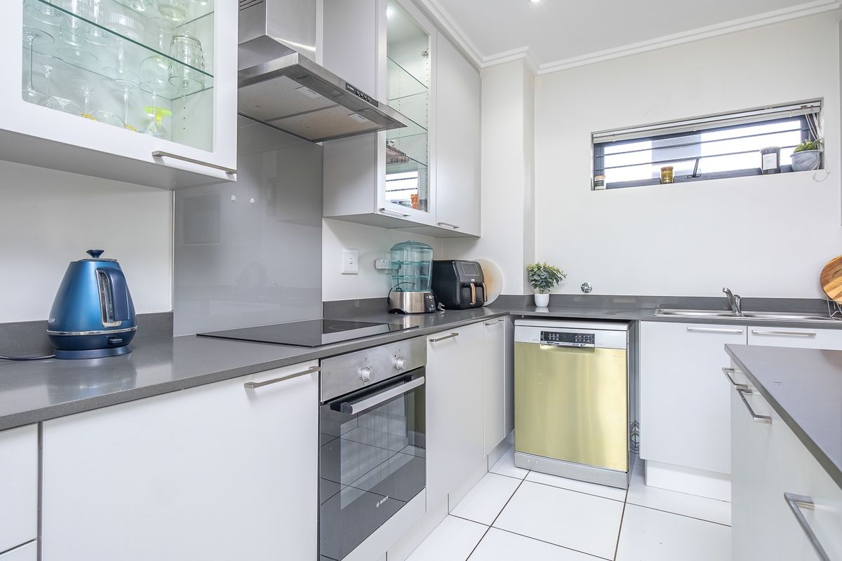 Townhouse For Sale in Paulshof, Sandton, Gauteng - Photo 3