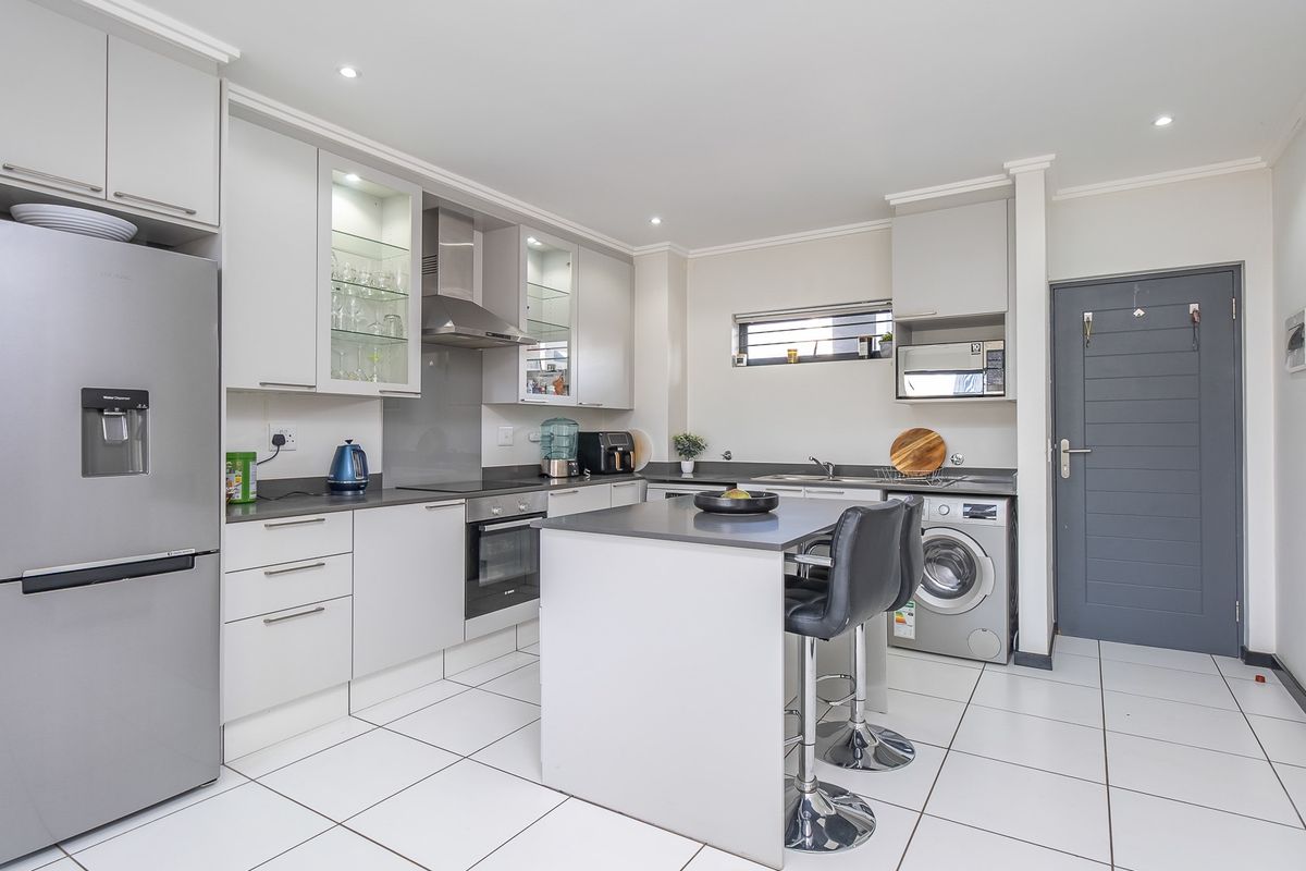 Townhouse For Sale in Paulshof, Sandton, Gauteng - Photo 2