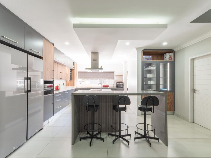 Elegant off-grid (water and electricity) property! - Photo 4