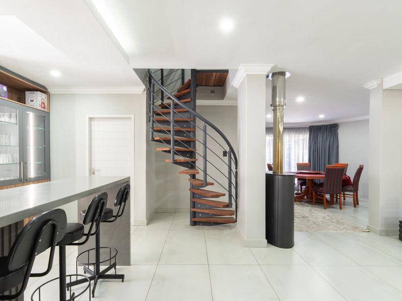 Elegant off-grid (water and electricity) property! - Photo 5