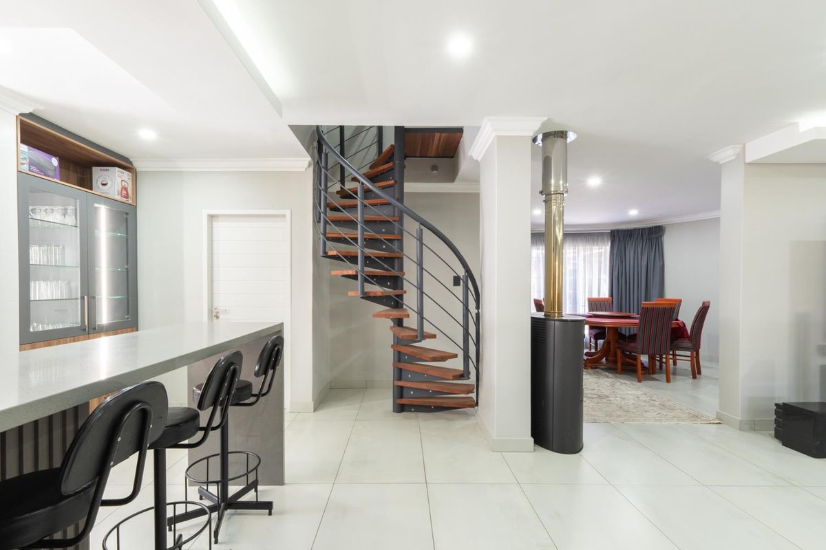 Elegant off-grid (water and electricity) property! - Photo 5