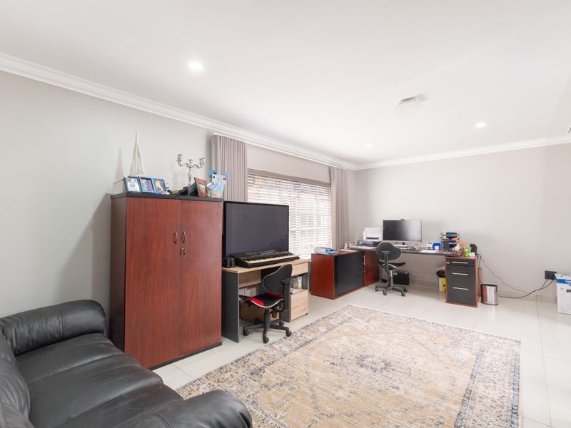 Elegant off-grid (water and electricity) property! - Photo 10