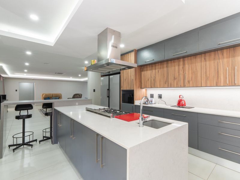 Elegant off-grid (water and electricity) property! - Photo 7