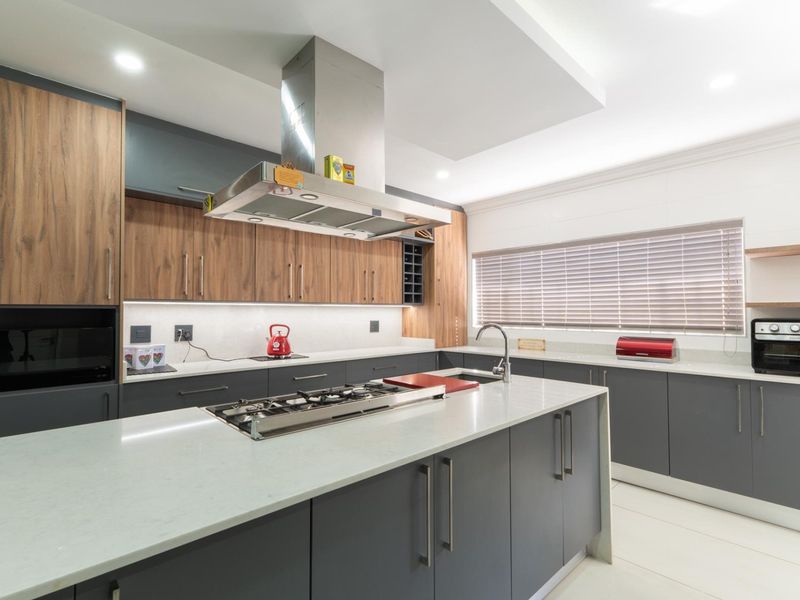 Elegant off-grid (water and electricity) property! - Photo 6