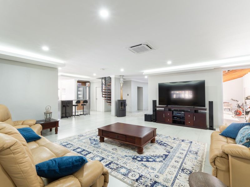 Elegant off-grid (water and electricity) property! - Photo 2