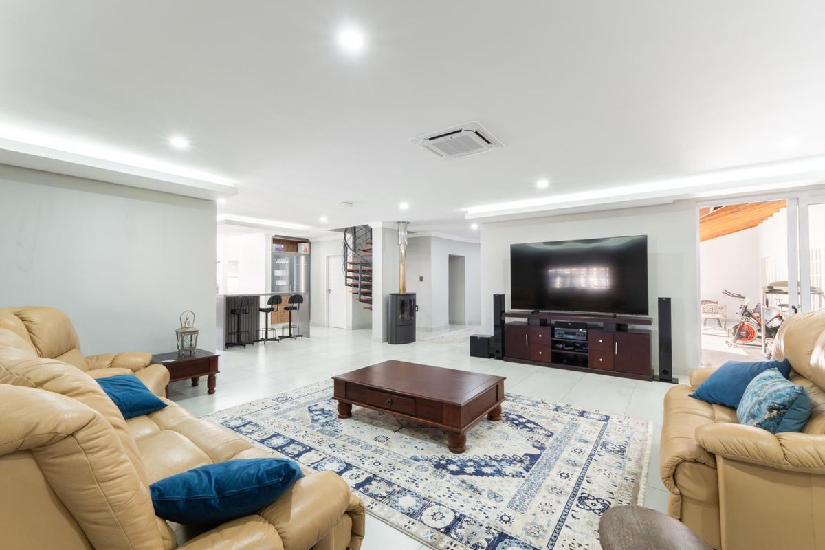 Elegant off-grid (water and electricity) property! - Photo 2