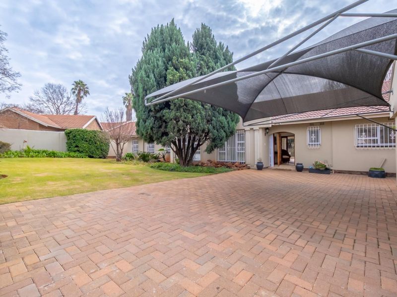 A Refined Family Sanctuary in a Secure Boomed, Natural Setting - Photo 5