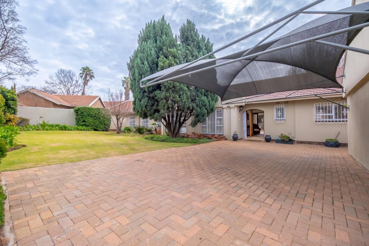 A Refined Family Sanctuary in a Secure Boomed, Natural Setting - Photo 5