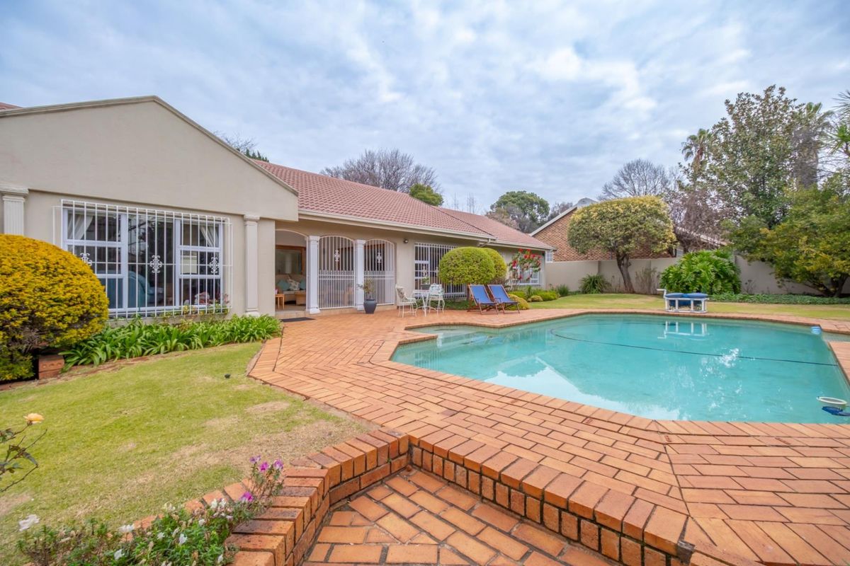 A Refined Family Sanctuary in a Secure Boomed, Natural Setting - Photo 4