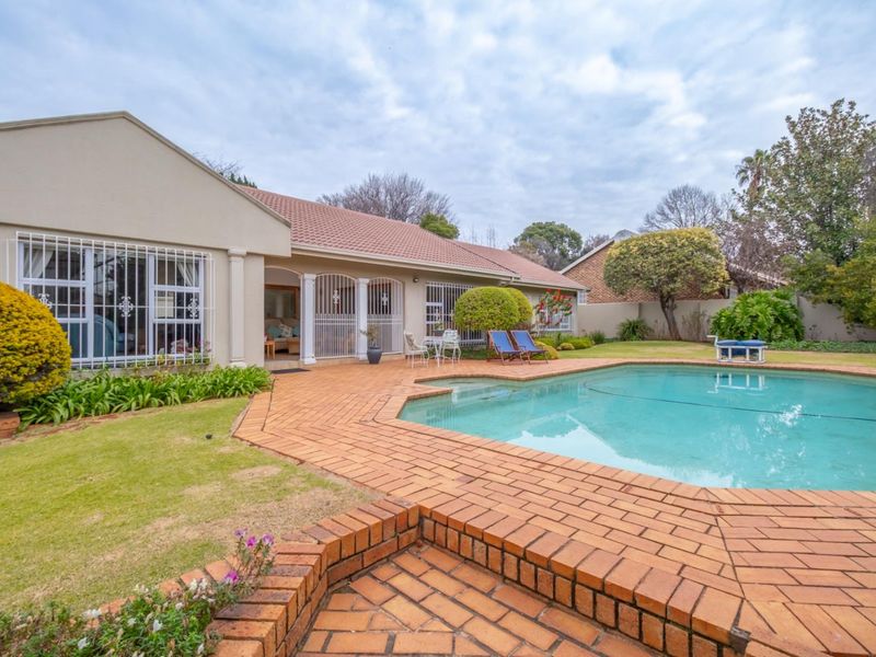 A Refined Family Sanctuary in a Secure Boomed, Natural Setting - Photo 4