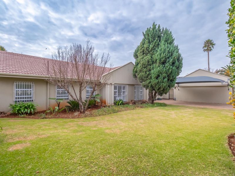 A Refined Family Sanctuary in a Secure Boomed, Natural Setting - Photo 7