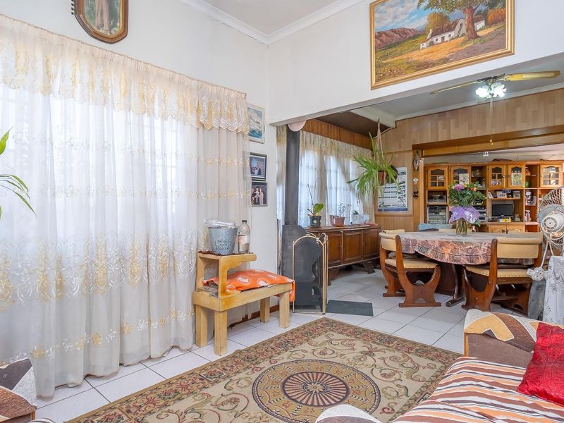 3-Bedroom Family Home 560m2 Erf in Prime Eldorado Park Ext. 7 – Great Value! - Photo 10