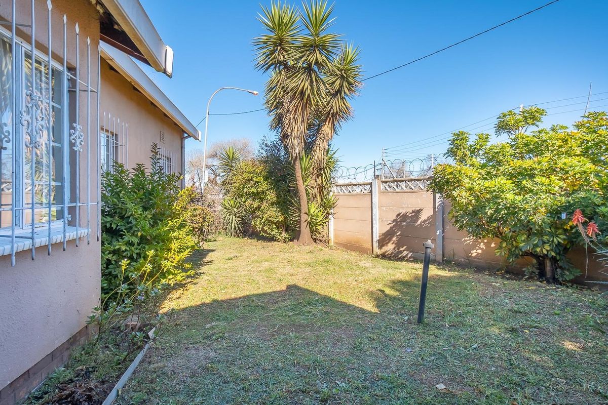 3-Bedroom Family Home 560m2 Erf in Prime Eldorado Park Ext. 7 – Great Value! - Photo 3