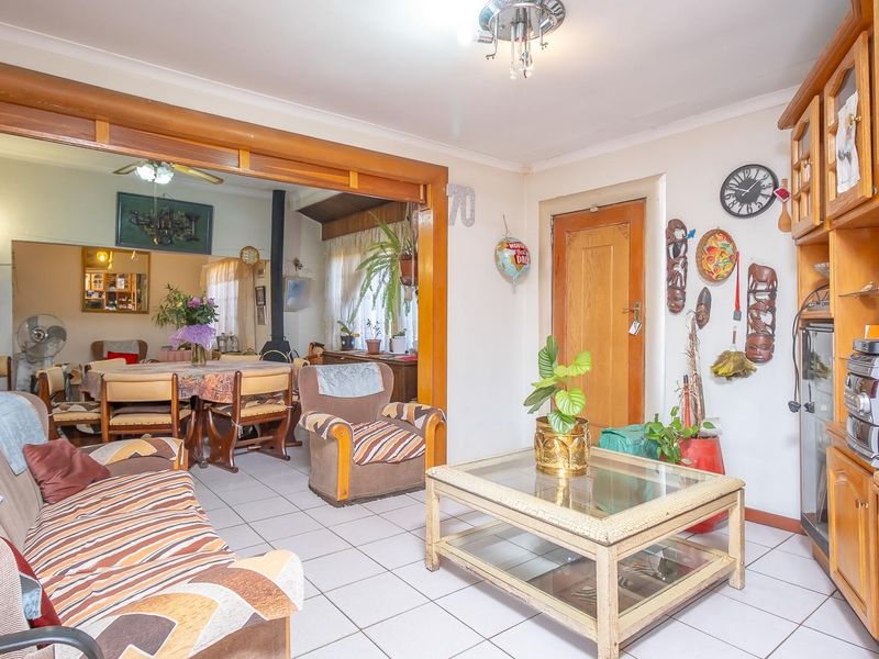 3-Bedroom Family Home 560m2 Erf in Prime Eldorado Park Ext. 7 – Great Value! - Photo 5