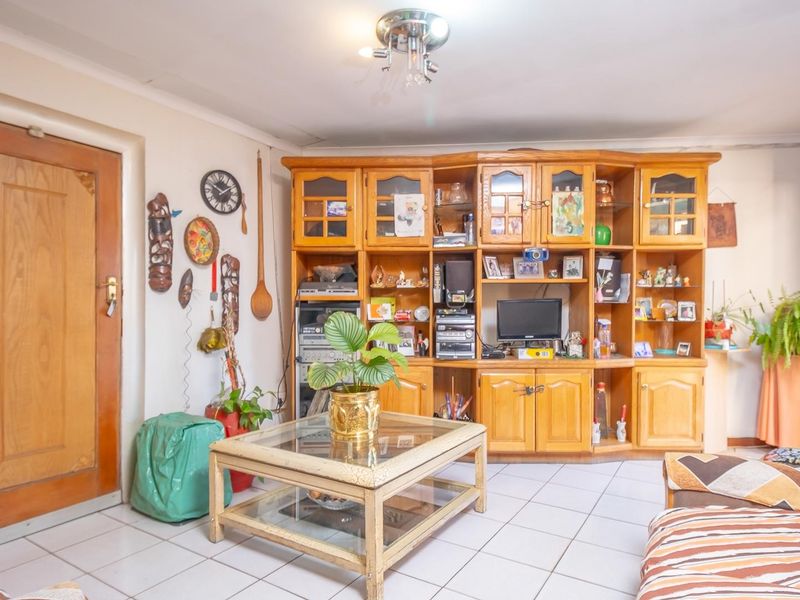 3-Bedroom Family Home 560m2 Erf in Prime Eldorado Park Ext. 7 – Great Value! - Photo 6