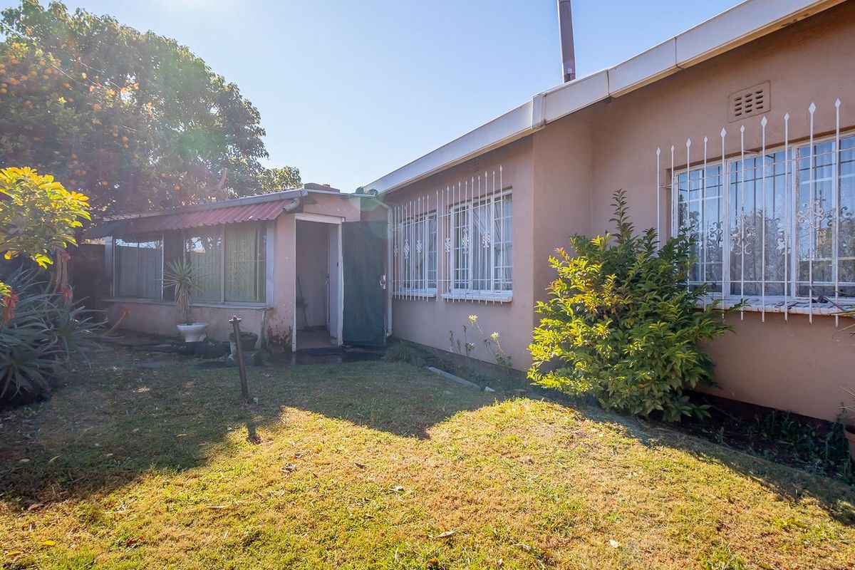 3-Bedroom Family Home 560m2 Erf in Prime Eldorado Park Ext. 7 – Great Value! - Photo 2