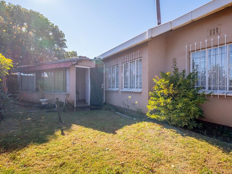 3-Bedroom Family Home 560m2 Erf in Prime Eldorado Park Ext. 7 – Great Value! - Photo 2