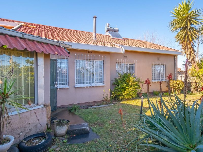 3-Bedroom Family Home 560m2 Erf in Prime Eldorado Park Ext. 7 – Great Value! - Photo 1