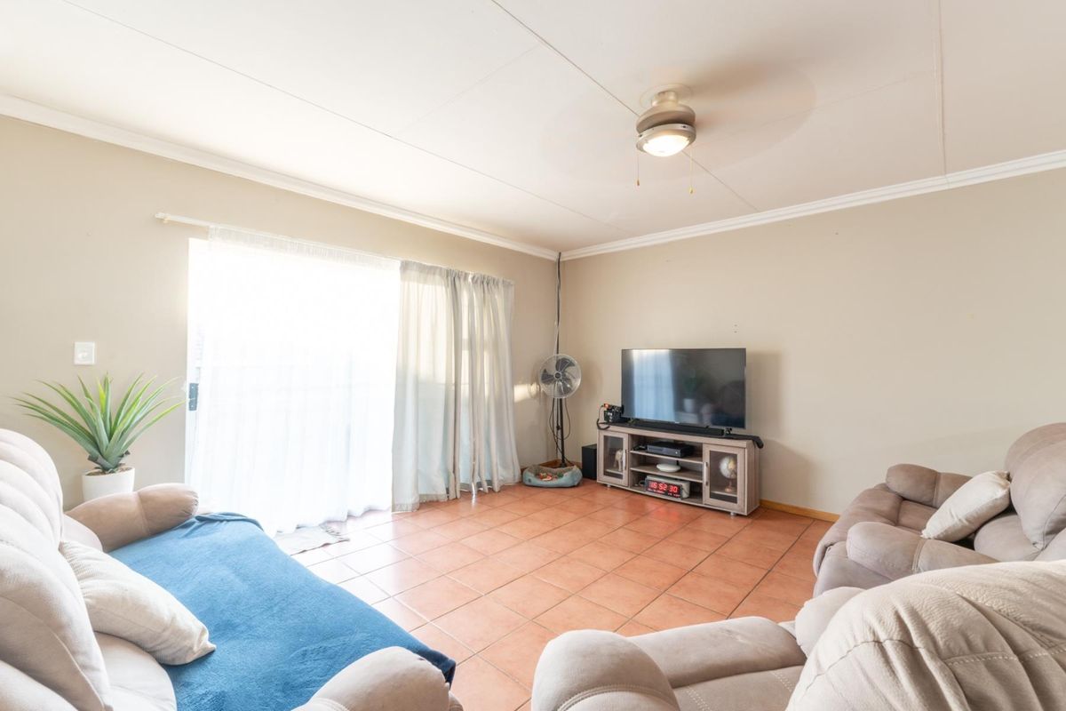 Low Maintenance Lock-up and Go Townhouse in Bendor Ridge - Photo 4