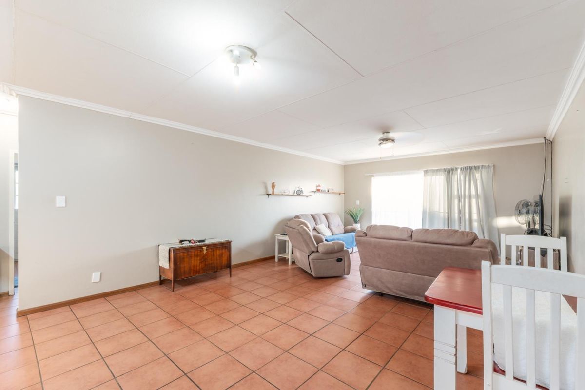 Low Maintenance Lock-up and Go Townhouse in Bendor Ridge - Photo 2