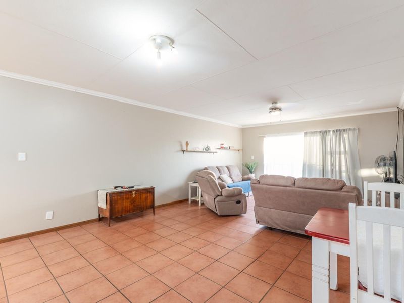 Low Maintenance Lock-up and Go Townhouse in Bendor Ridge - Photo 2