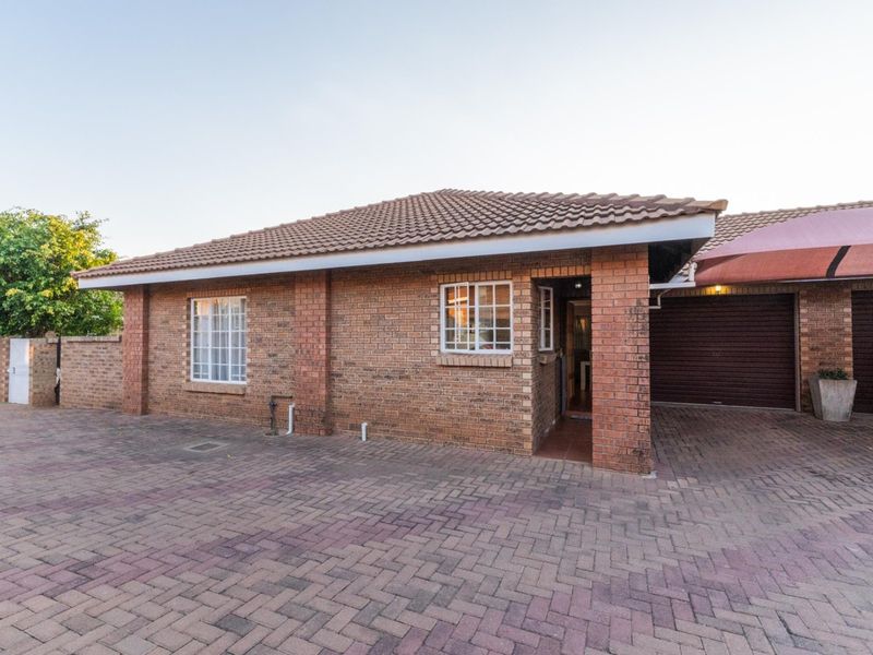 Low Maintenance Lock-up and Go Townhouse in Bendor Ridge - Photo 1