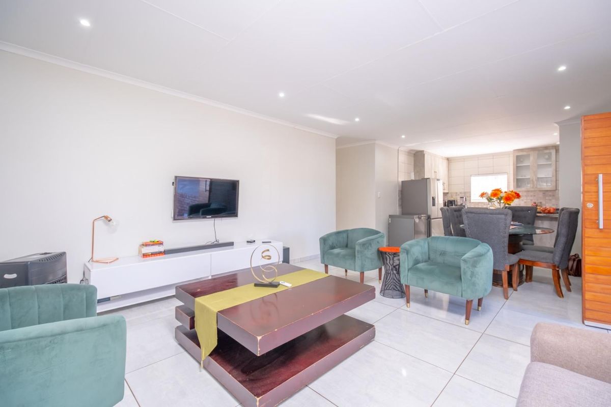 Dream Home In A Sought-After Estate - Photo 5