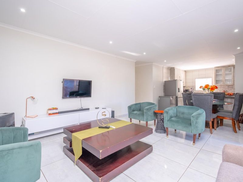 Dream Home In A Sought-After Estate - Photo 5