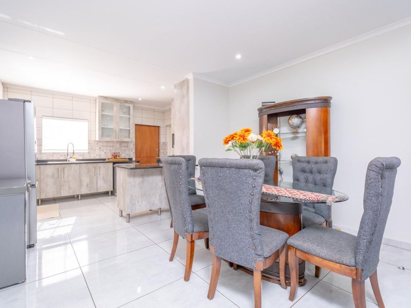 Dream Home In A Sought-After Estate - Photo 7