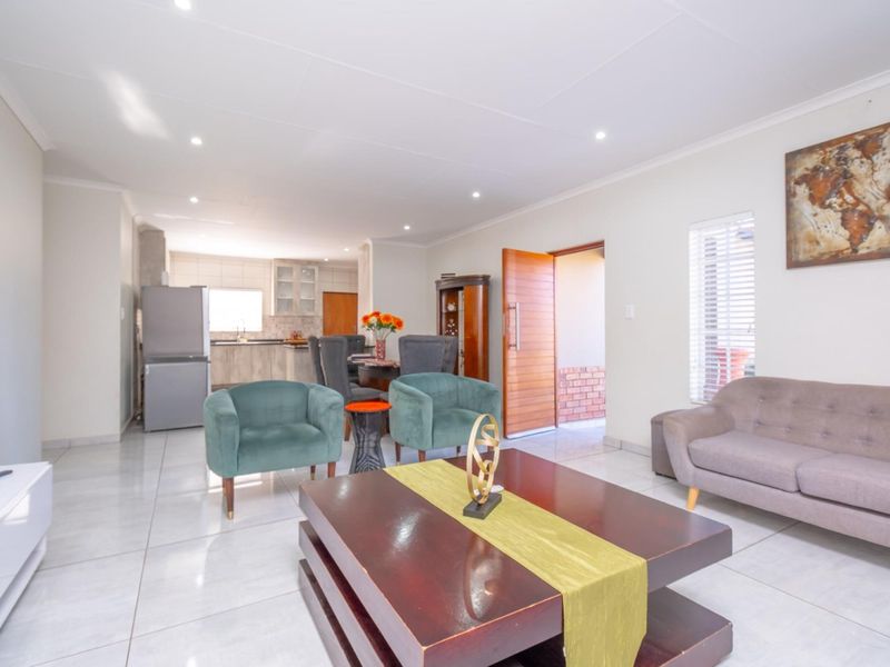 Dream Home In A Sought-After Estate - Photo 6