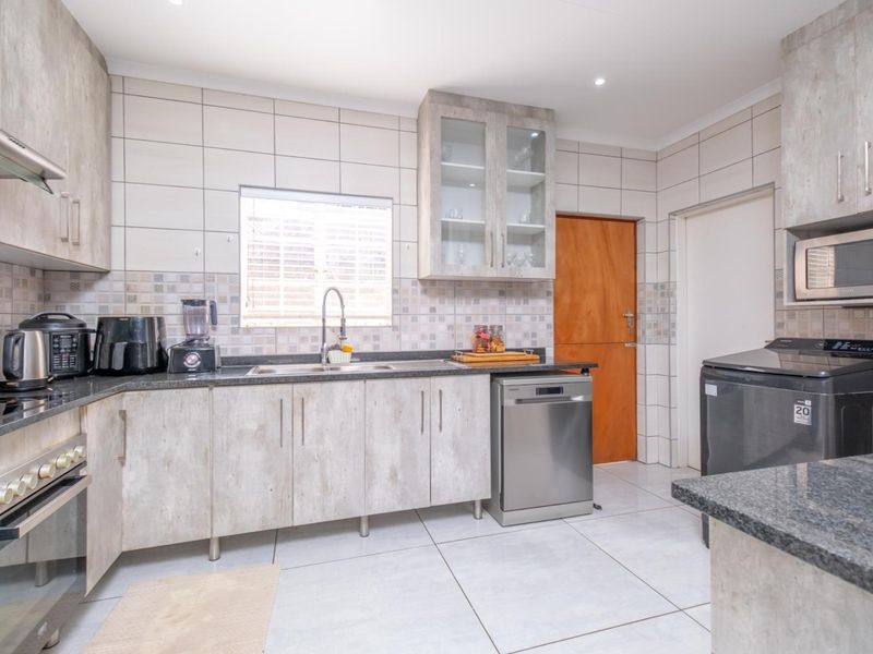 Dream Home In A Sought-After Estate - Photo 9