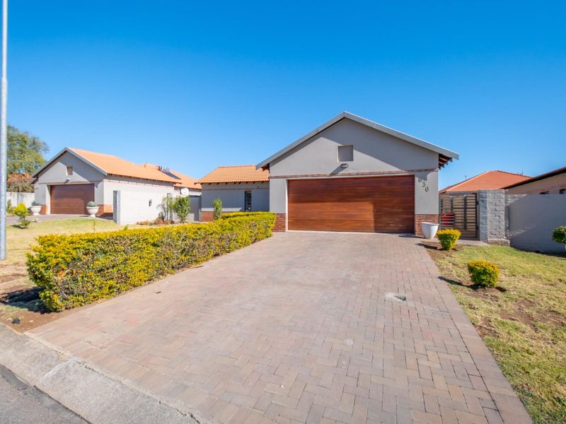 Dream Home In A Sought-After Estate - Photo 2