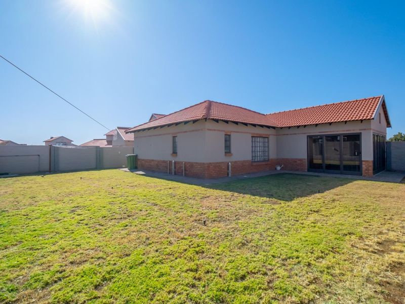 Dream Home In A Sought-After Estate - Photo 3