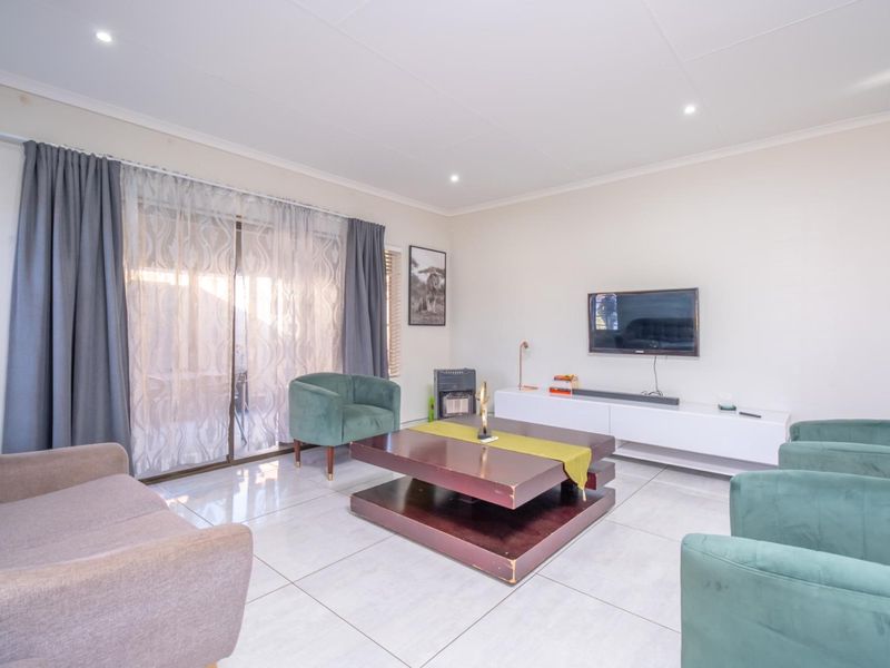 Dream Home In A Sought-After Estate - Photo 4