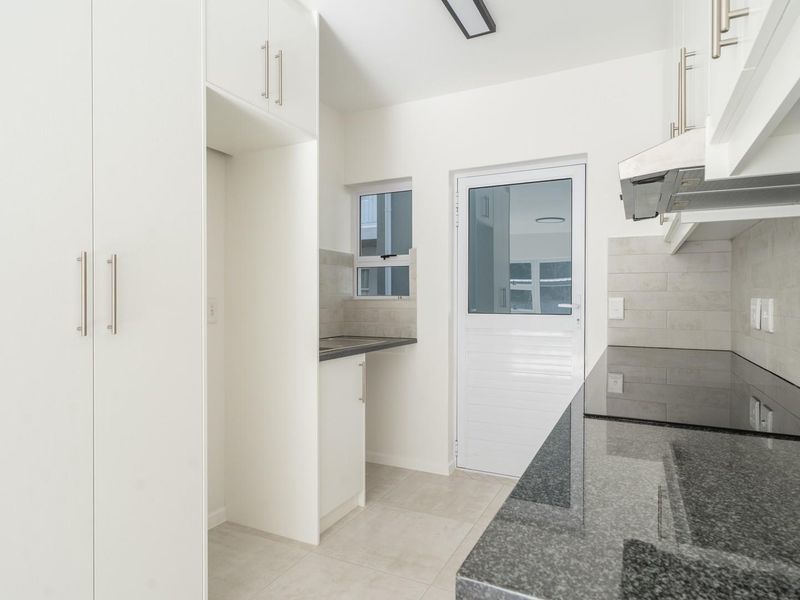 2- Bedroom Groundfloor Apartment to rent in Honeydew Country Estate - Photo 9