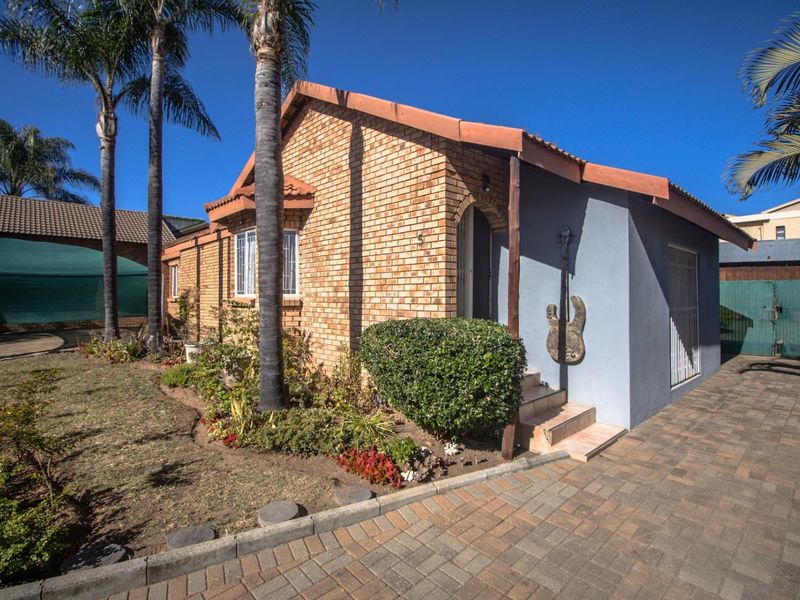 Charming home available in secure estate! - Photo 3