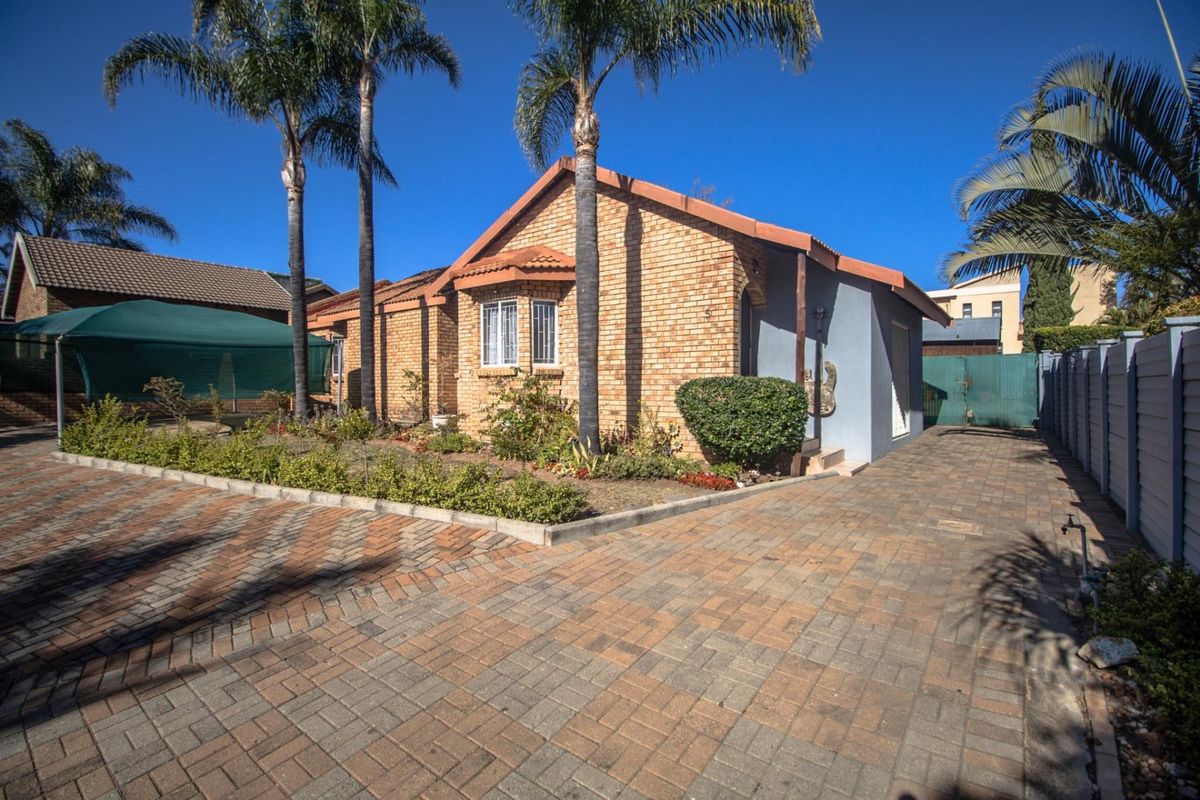 Charming home available in secure estate! - Photo 2