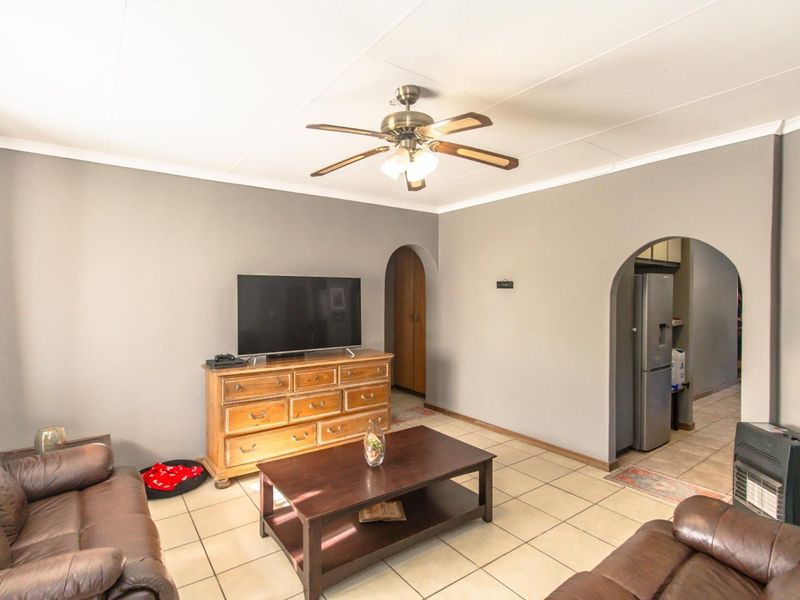 Charming home available in secure estate! - Photo 5