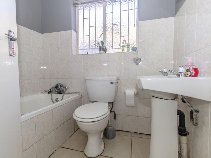 Charming home available in secure estate! - Photo 10