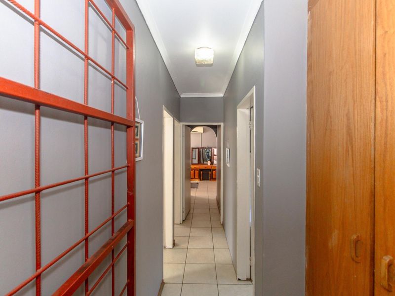 Charming home available in secure estate! - Photo 9