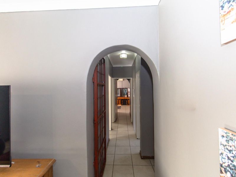 Charming home available in secure estate! - Photo 8